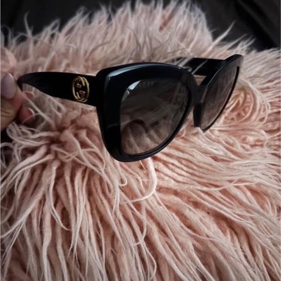 Gucci Black Square Sunglasses with Gold GG Emblems - Picture 4 of 7